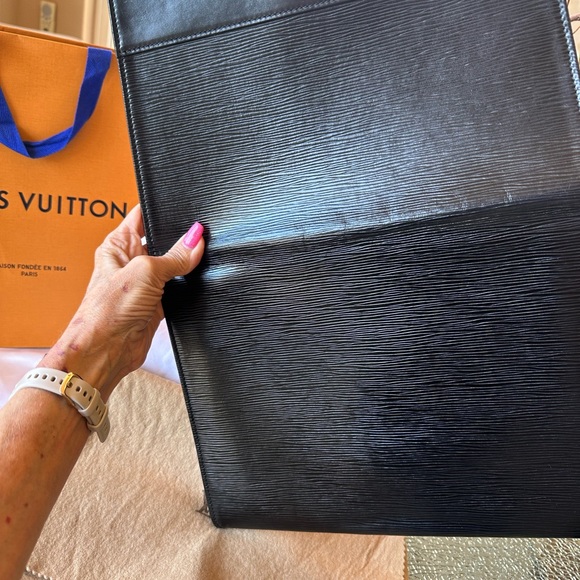 Louis Vuitton Epi Jena Clutch, Black, W/ dust bag, LB box & LV Gift bag. - Picture 6 of 16